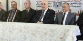 رئيس مجلس إدارة بنك القدس يسلم منح نادي خريجي المدرسة الفاضلية