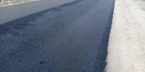 تعبيد الطبقة الاسفلتية الاولى لمشروع تأهيل طريق روجيب