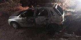  مستوطنون يحرقون مركبة في القدس ويخطون شعارات عنصرية