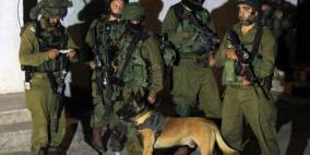 الاحتلال يداهم منازل المواطنين في الخليل وينصب حواجز عسكرية