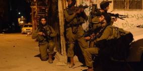 اعتقال شابين بنابلس واقتحامات لعدة مناطق في الضفة