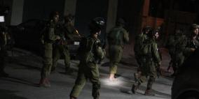 الاحتلال يعتقل 8 مواطنين ويزعم مصادرة سلاح