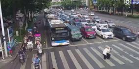 فيديو: شرطي يحمل مسنا على ظهره ليعبر الطريق!