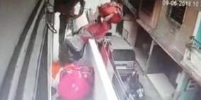 فيديو: بائعة ملابس فقدت توازنها فسقطت من الشرفة