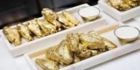 مطعم يقدم أجنحة دجاج مطلية بالذهب