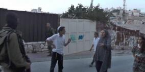 بغاز الفلفل.. مستوطنون يعتدون على طفل في الخليل 