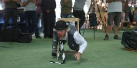 فرقة إسبانية تقدم عرضا للاطفال في قرية الخان الاحمر