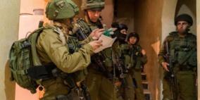 بينهم 5 نساء وطفل.. اعتقالات ومداهمات في الضفة