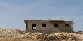 اخطار بوقف بناء منزلين في بلدة بيت عوا