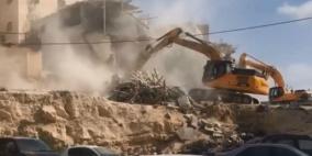 فيديو: الاحتلال يهدم بناية سكنية في مخيم شعفاط وسط القدس
