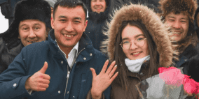 بالفيديو.. شاب يتقدم لخطبة حبيبته بطريقة مبتكرة وطريفة