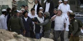 مستوطنون يحاولون شق طريق استيطاني ويهدمون سلاسل حجرية 