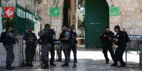 الاحتلال يبعد مقدسيا ومعلمة وحارساً عن المسجد الأقصى
