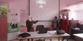 طالبات يعرضن مبادرة حول مخاطر وسائل التواصل الاجتماعي