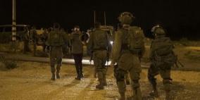 الاحتلال يعتقل 21 مواطناً ويستولي على أموال من منازل أسرى محررين