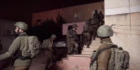 الاحتلال يعتقل فتاة ووالدها في الخليل و12 شابا في القدس