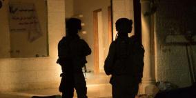 اعتقالات تطال 13 مواطناً  بينهم طفل جريح