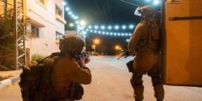 الاحتلال يعتقل 21 مواطنا من الضفة بينهم شقيقان وطفل