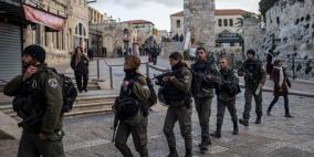 الاحتلال يعتقل شابا ويُبعد آخرين عن المسجد الأقصى