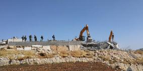 الاحتلال يهدم بناية سكنية في الخليل