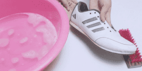 بالفيديو.. طريقة عبقرية لتنظيف الأحذية الرياضية