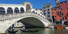 فنجان قهوة يكلف سائحين غرامة "باهظة"