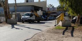 الاحتلال يغلق المدخل الرئيس لبلدة عزون ببوابة حديدية