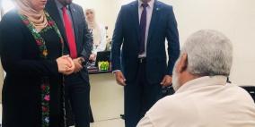 د.غنام تسلم كرسيين كهربائيين لشخصين من ذوي الاعاقة بمساهمة من "الإسلامي الفلسطيني"