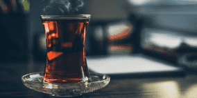ماذا يفعل كوب الشاي بدماغ الإنسان؟