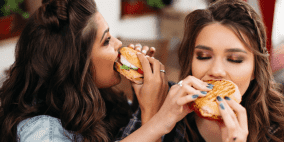 اليكم سبب رغبتنا في تناول الطعام غير الصحي