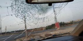 مستوطنون يهاجمون مركبات المواطنين 