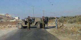 الاحتلال يغلق مدخل بلدة بيت أمر ويحرر مخالفات بحق السائقين