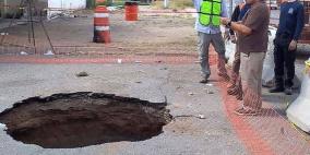 سقط في حفرة واختفى.. عمليات بحث مستميتة عن "رجل المجاري"