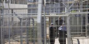 الاحتلال يعتقل والدة أسير خلال زيارة نجلها