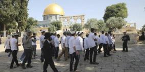 شرطة الاحتلال ومستوطنون يقتحمون الأقصى ومصلى باب الرحمة