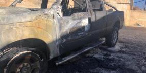 مستوطنون يحرقون مركبة ويخطون شعارات عنصرية في رام الله 