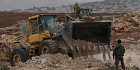 جرافات الاحتلال تغلق طريقا زراعية شمال طولكرم بالسواتر الترابية