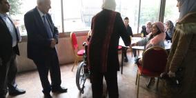 غنام تسلم كراسي كهربائية واطراف صناعية لذوي الاعاقة الخاصة