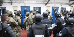 الاحتلال ينقل أسرى قسم (6) في سجن "ريمون" إلى "نفحة"