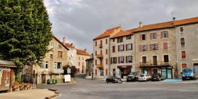 كيف أعاد لاجئون سوريون وآخرون الحياة إلى بلدة فرنسية منسية؟