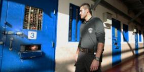 الاحتلال ينقل الموجه العام لأسرى فتح إلى العزل الانفرادي