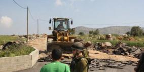 نابلس: الاحتلال يمنع شق طريق في زواتا ويستولي على جرافة