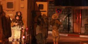 اعتقالات تطال 10 مواطنين بالضفة