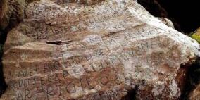 تفكيك نقش غامض محفور على صخرة قديمة منذ 250 عاما