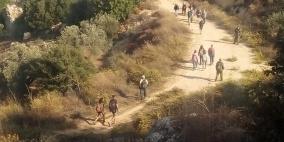 مستوطنون يشقون طريقا وينصبون بركسات في بيت لحم