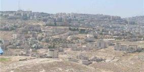 الأمن يقيد حركة المواطنين في حزما بعد إعلان إصابة شاب بكورونا