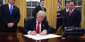 ترامب يوقع على حزمة مساعدات بتريليوني دولار لمواجهة كورونا 