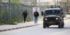 الاحتلال يفتح البوابات الحديدية أمام العمال العائدين لبيوتهم