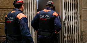  رجل عاري يهاجم الشرطة الإسبانية  بسيفين ويصرخ أنه مصاب بكورونا