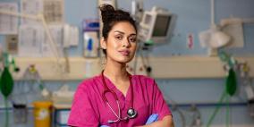 ملكة جمال إنجلترا تتخلى عن تاجها لمكافحة كورونا